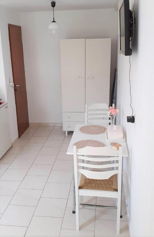 Daphnes Apartments Ratzaklion Екстер'єр фото
