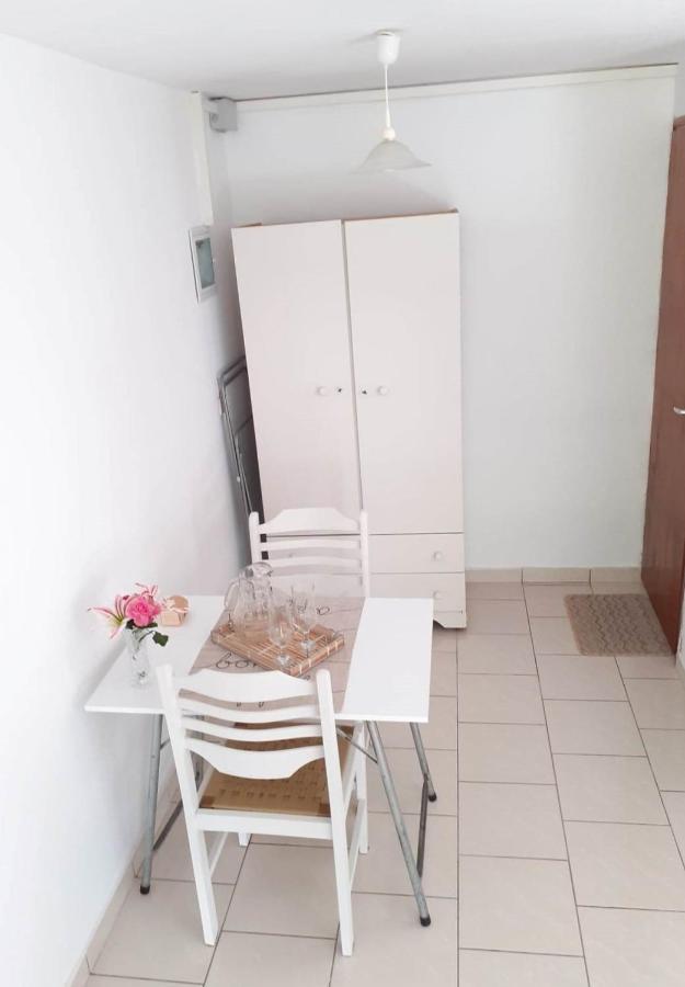 Daphnes Apartments Ratzaklion Екстер'єр фото